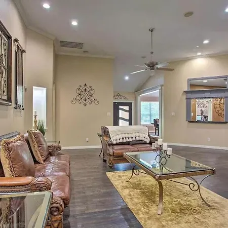 Heated Pool, Pool Table, Hot Tub, Home Theatre, Guest House, Basketball Court, Sleeps-20
